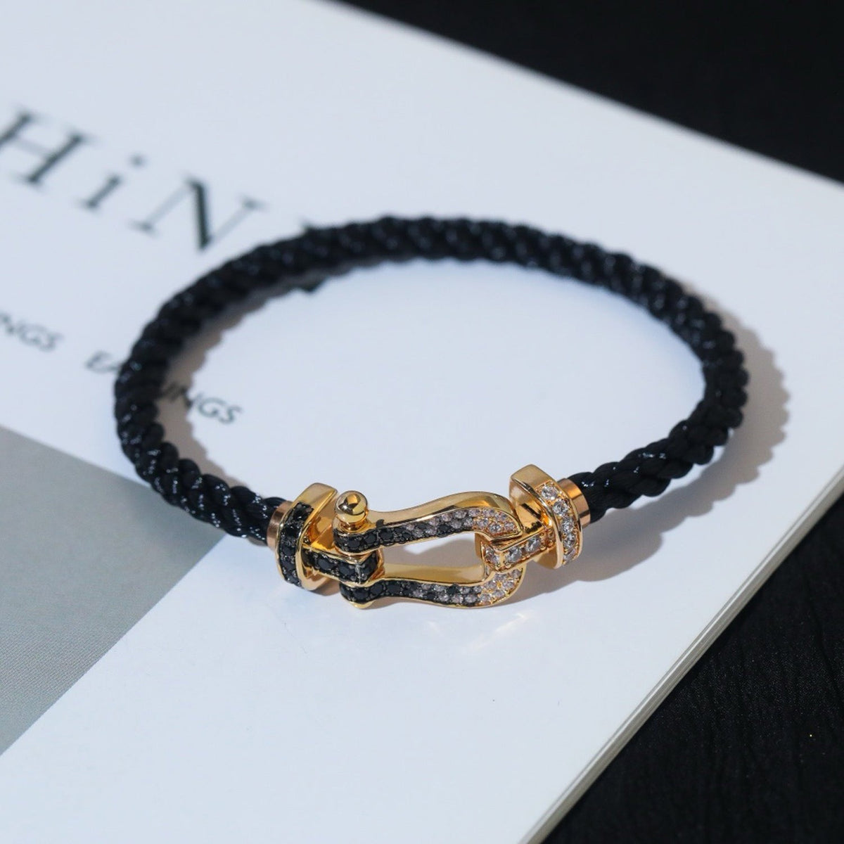 {
"Glow Muse": "Glow Muse",
"FORCE LARGE HORSESHOE BLACK WHITE DIAMOND BRACELET ROSE GOLD": "BRACELET FORCE GRAND MODÈLE FER À CHEVAL DIAMANTS NOIRS ET BLANCS OR ROSE"
}