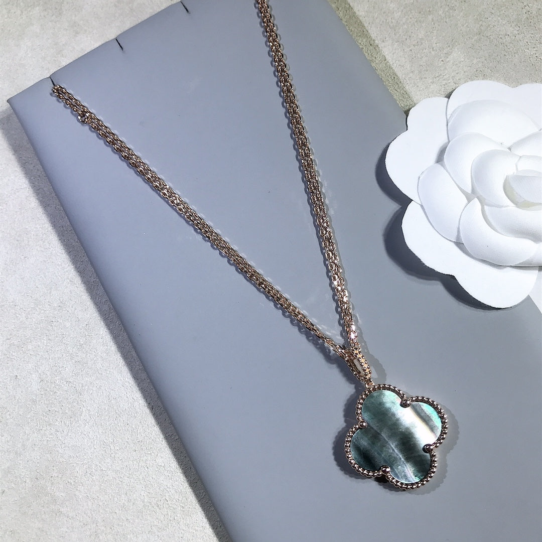 [Glow Muse] COLLIER GRAND TRÈFLE 25 MM EN OR ET NACRE FONCÉE