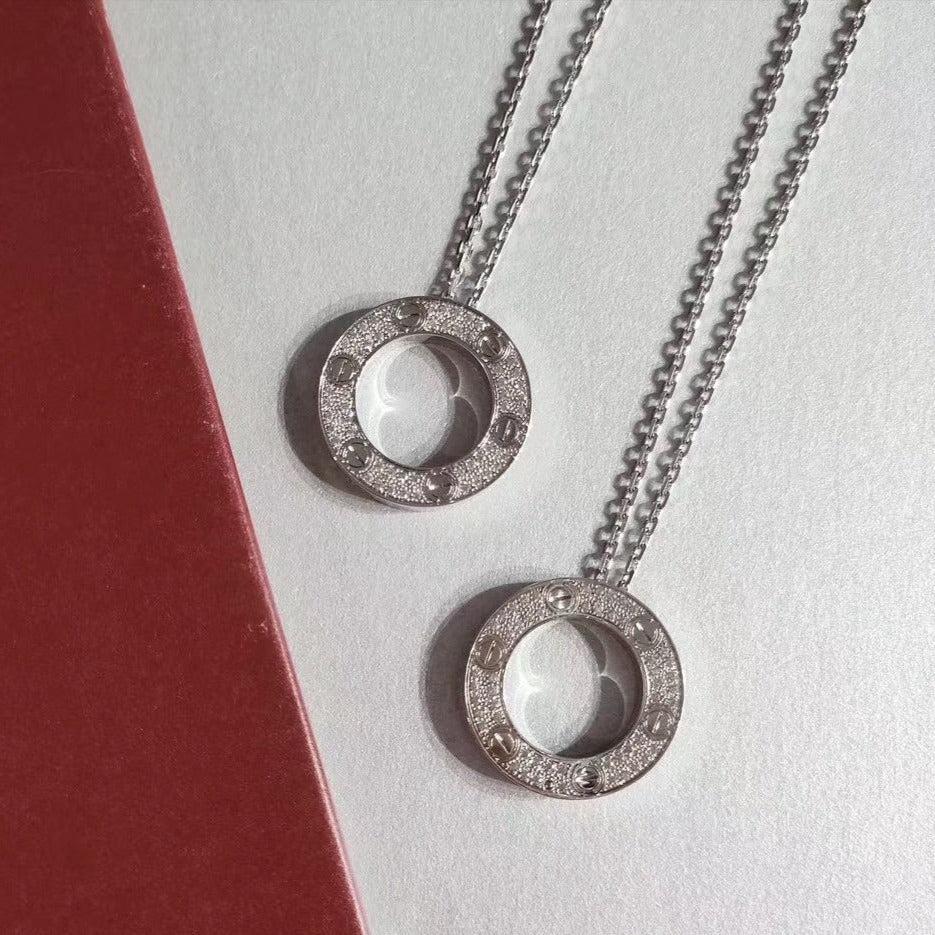 {
  "Glow Muse": "Glow Muse",
  "LOVE NECKLACE ADJUSTABLE SILVER": "COLLIER LOVE RÉGLABLE ARGENT"
}