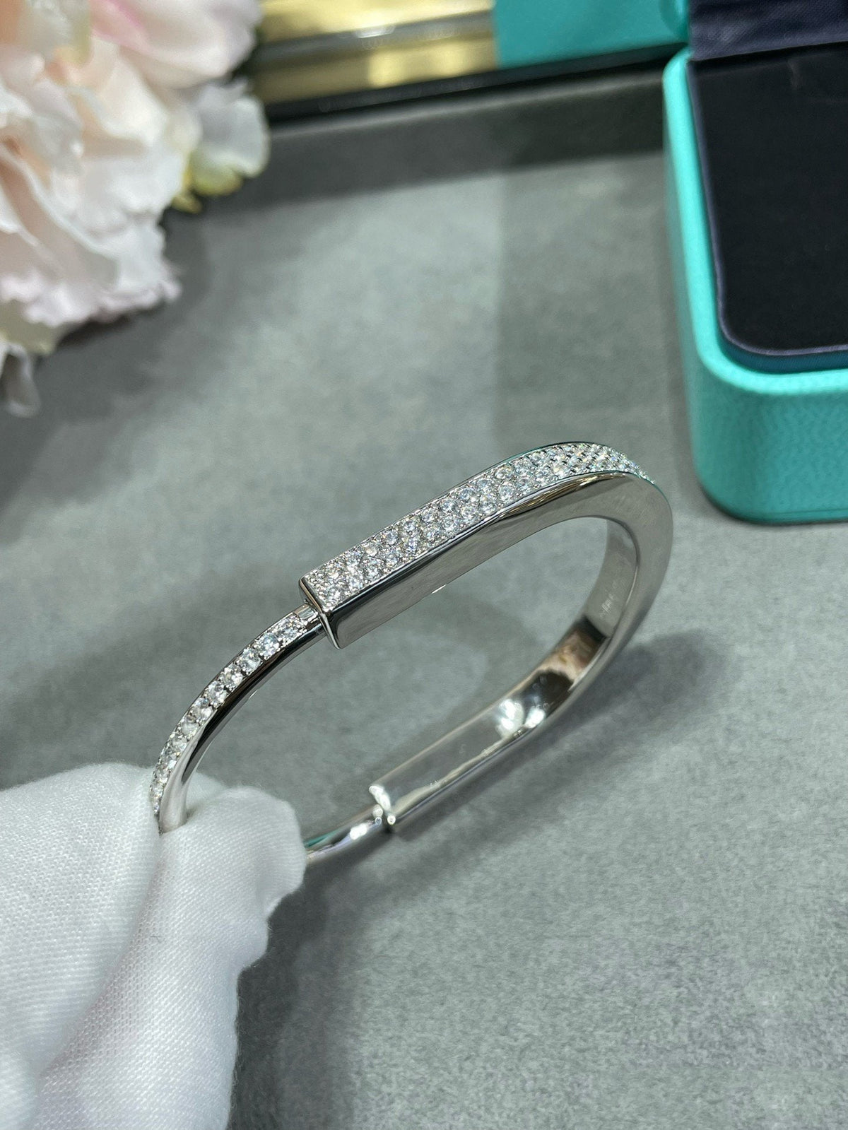 [Glow Muse ]LOCK BRACELET DIAMOND PAVED