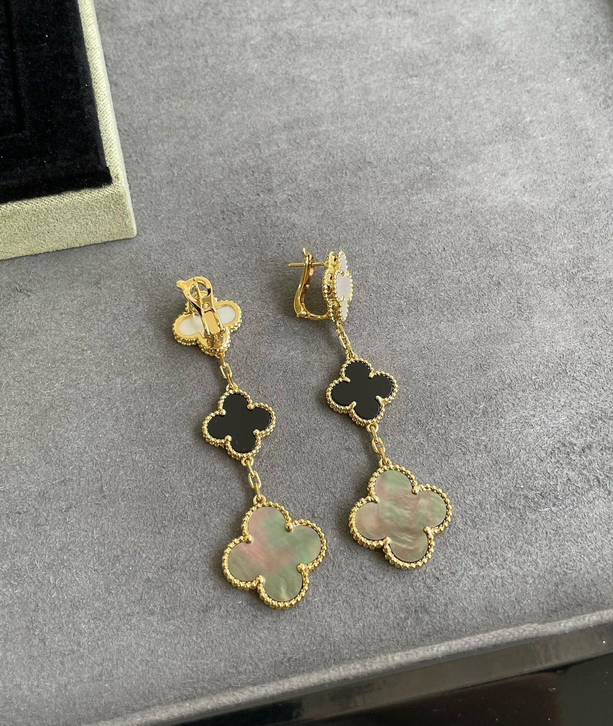 [Glow Muse] BOUCLES D'OREILLES CLOVER 3 MOTIFS NACRE ONYX NACRE FONCÉE OR ROSE