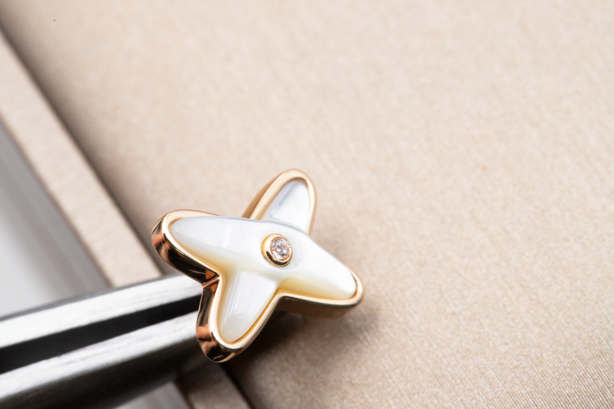 [Glow Muse]BOUCLES D'OREILLES JEUX DE WHITE MOP PINK GOLD DIAMOND